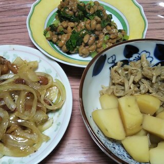 じゃがいも榎茸の煮物と焼き鶏玉ねぎ炒めと大根葉納豆